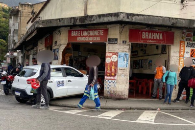 Motorista perde controle de táxi e colide com bar no Retiro