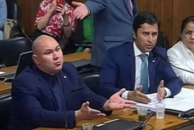 Deputado bolsonarista aponta dedo para colega e é repreendido na CPMI dos atos golpistas