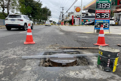 Trabalho de nivelamento das tampas de bueiros na Avenida Getúlio de Moura