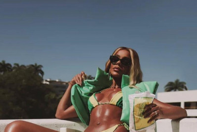 Brunna Gonçalves exibe corpão em biquíni verde e amarelo