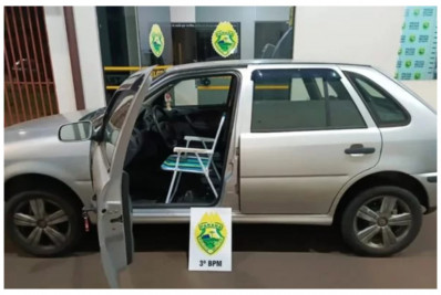 Homem é flagrado dirigindo carro em cadeira de praia no Paraná