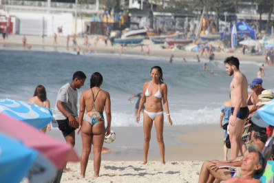 Depois de nadar no mar, Andrea Beltrão joga 'altinha' na praia