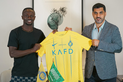 Al-Nassr, de Luís Castro e Cristiano Ronaldo, oficializa a contratação de Sadio Mané