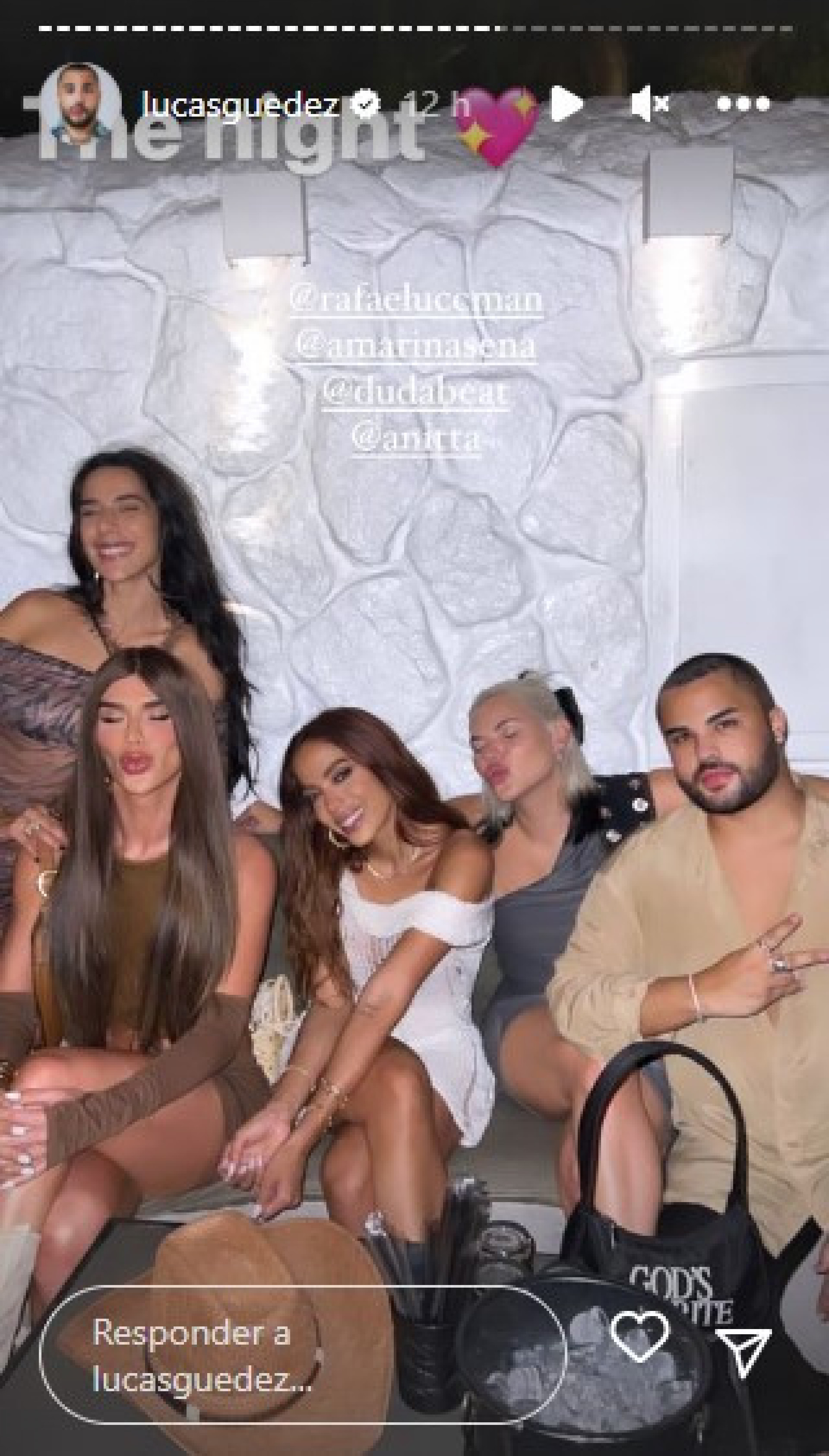 Anitta se reúne com amigos em viagem de férias - Reprodução/Instagram