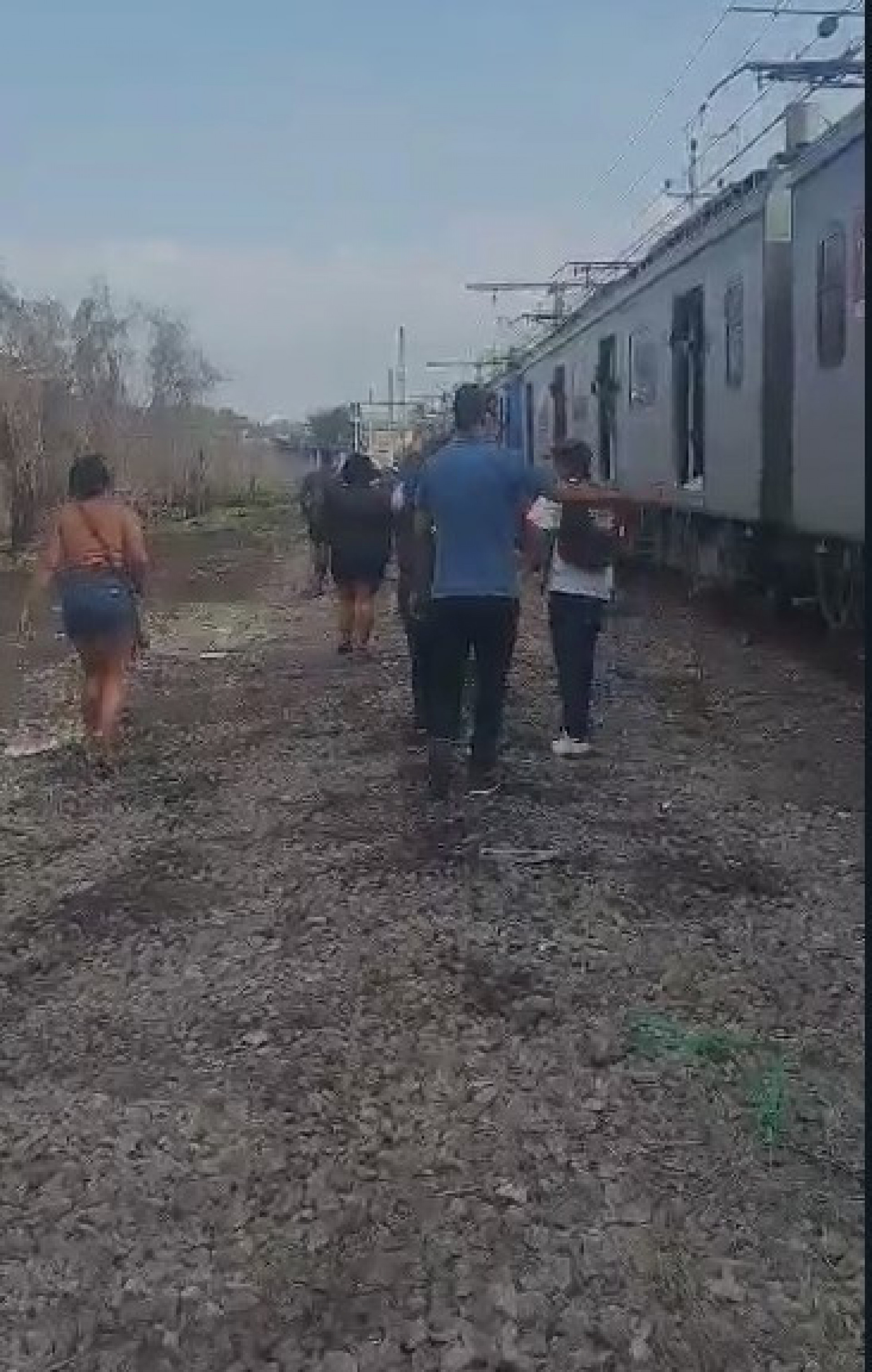 Passageiros tiveram de desembarcar e seguir andando pela linha férrea por conta da suspensão