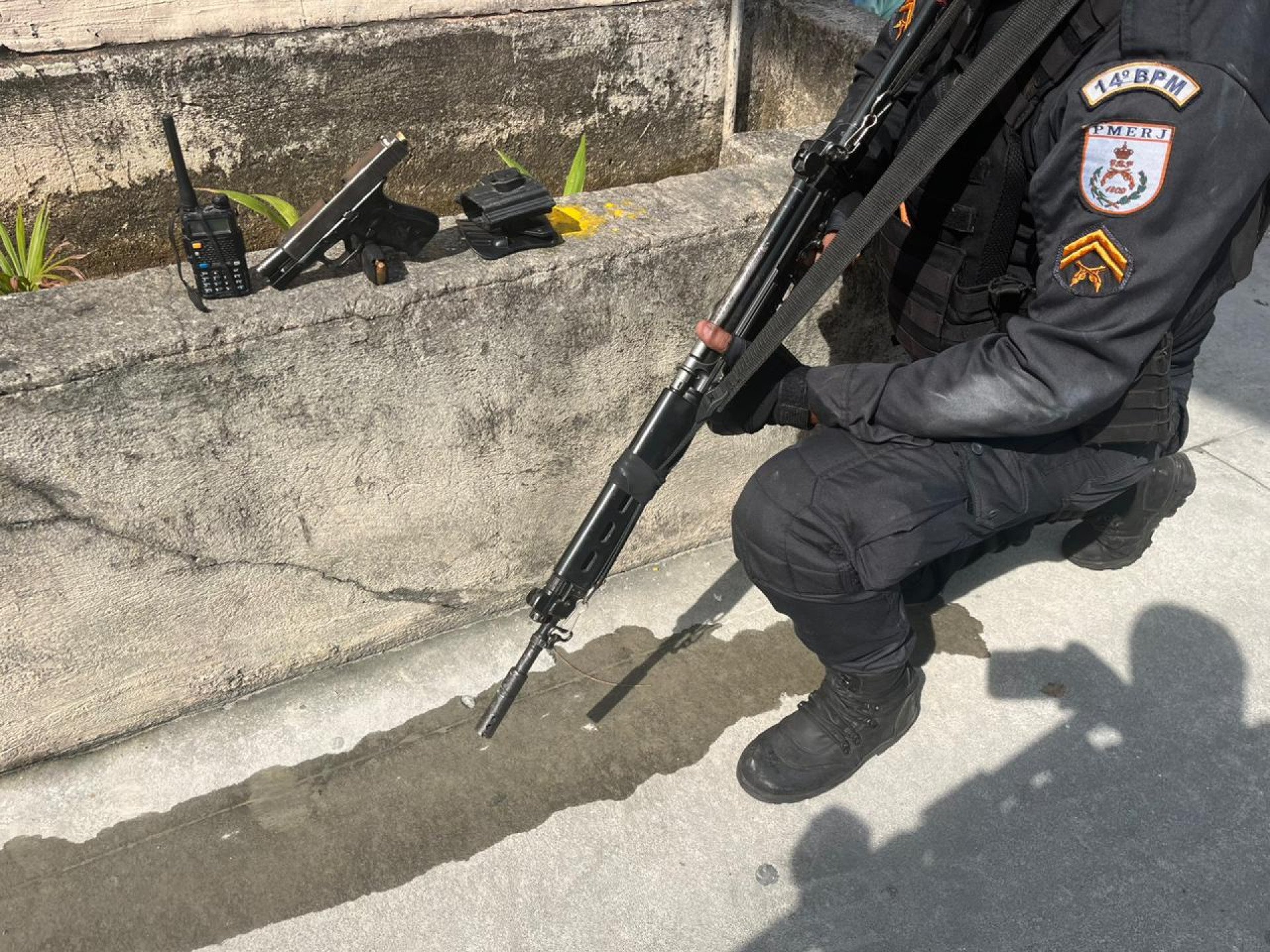 Pistola calibre 9mm e rádio comunicador apreendidos com suspeito - Divulgação / Polícia Militar