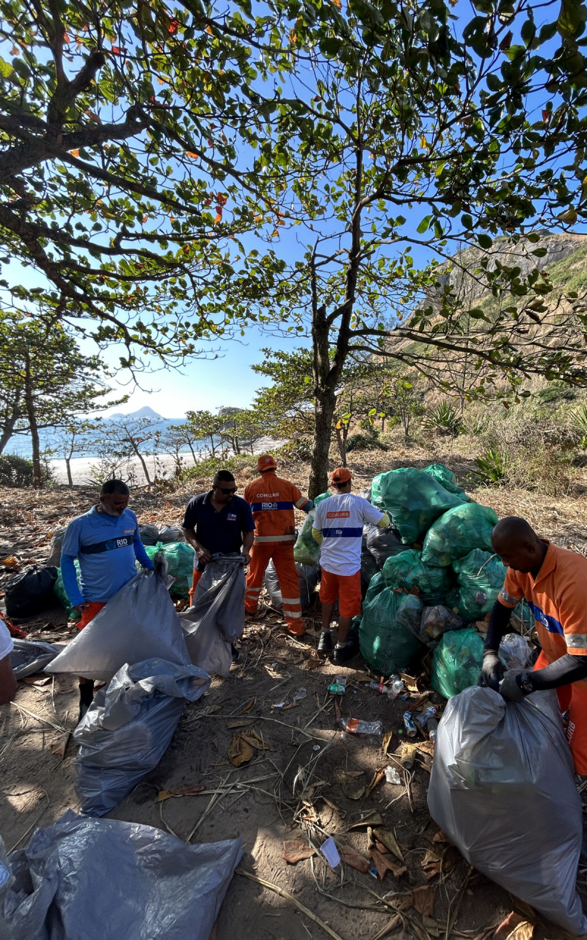 Limpeza na Trilha do Perigoso e praias de Barra de Guaratiba, na Zona Oeste - William Werneck/Comlurb