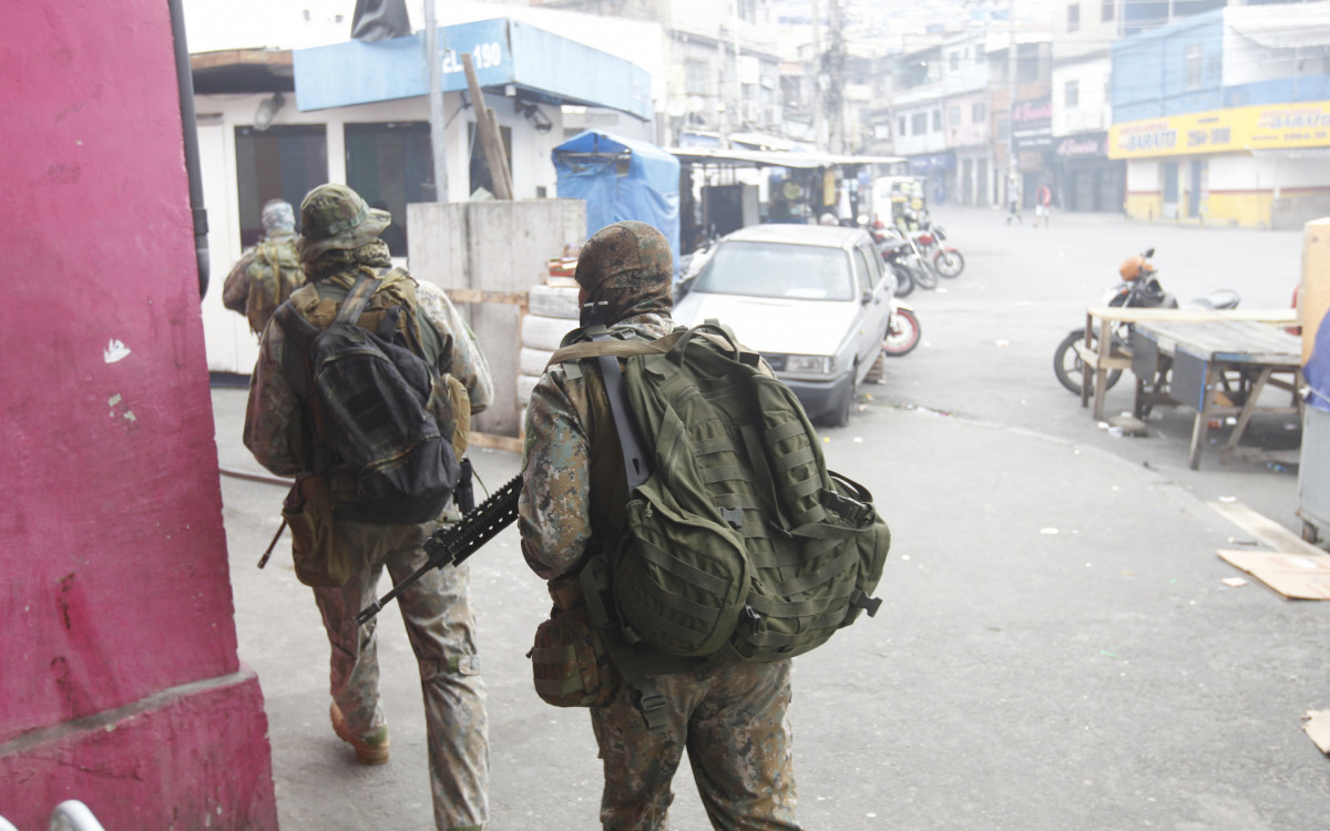 Poli&ccedil;ada do Bope na Vila Cruzeiro, dando apoio ao ataque que movimentou a regi&atilde;o