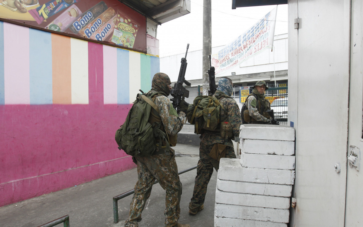 Opera&ccedil;&atilde;o no Complexo da Penha deixou dez suspeitos mortos, dois PMs e outras tr&ecirc;s pessoas feridas