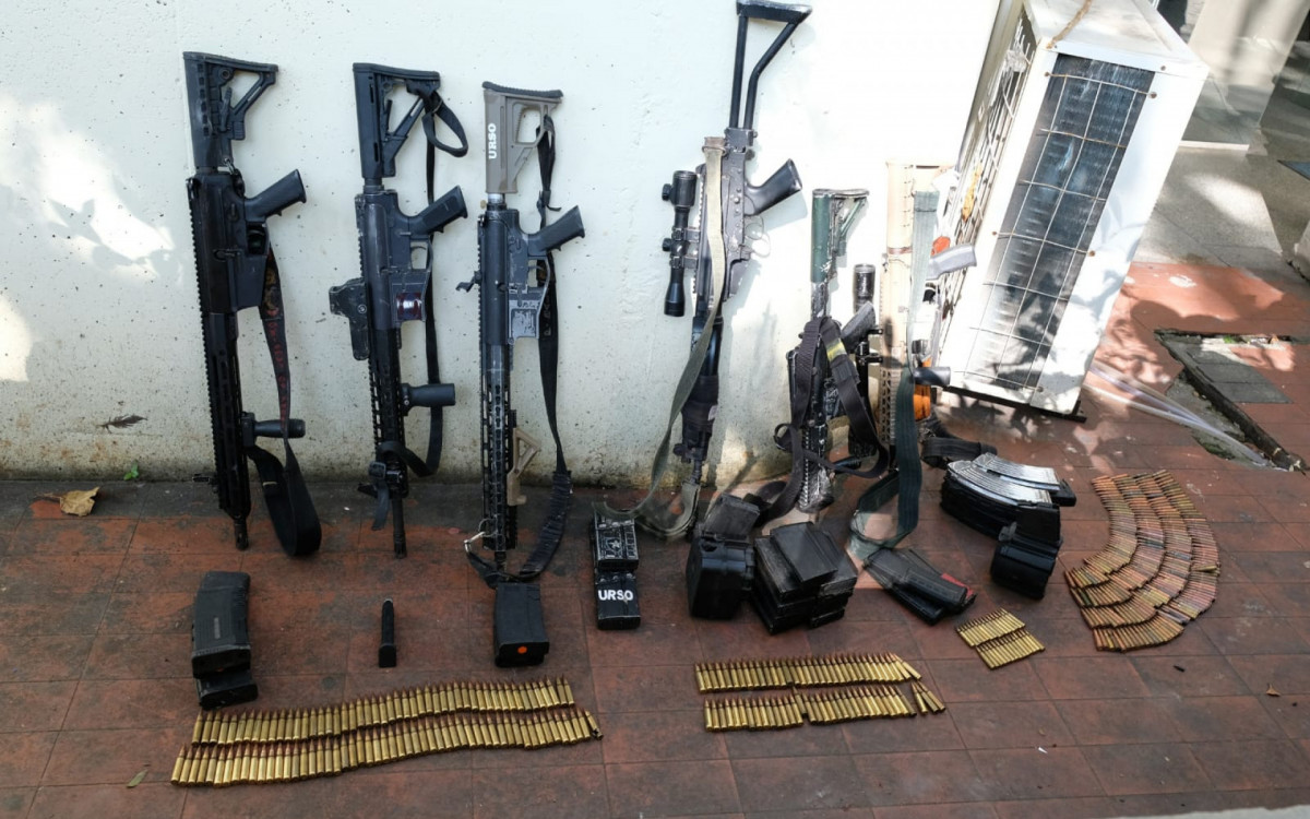 Armas apreendidas durante opera&ccedil;&atilde;o no Complexo da Penha