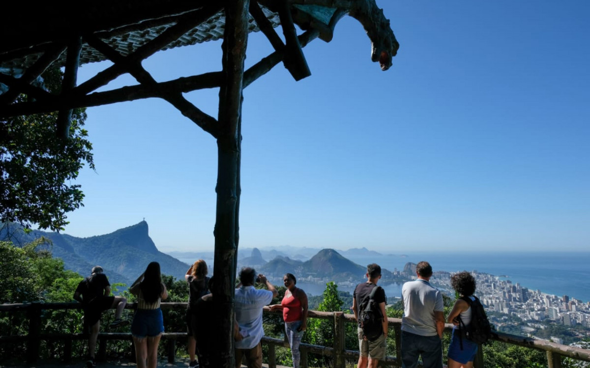 Mirante Vista Chinesa, no Parque Nacional da Tijuca, atrai cariocas e turistas para contemplar a paisagem cultural da cidade - Pedro Ivo