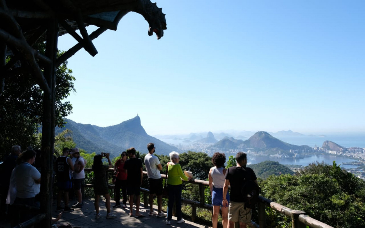 Mirante Vista Chinesa, no Parque Nacional da Tijuca, atrai cariocas e turistas para contemplar a paisagem da cidade  - Pedro Ivo / Agência O Dia