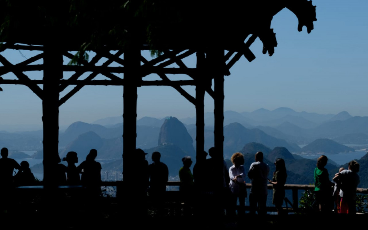 Mirante Vista Chinesa, no Parque Nacional da Tijuca, atrai cariocas e turistas para contemplar a paisagem da cidade - Pedro Ivo / Agência O Dia