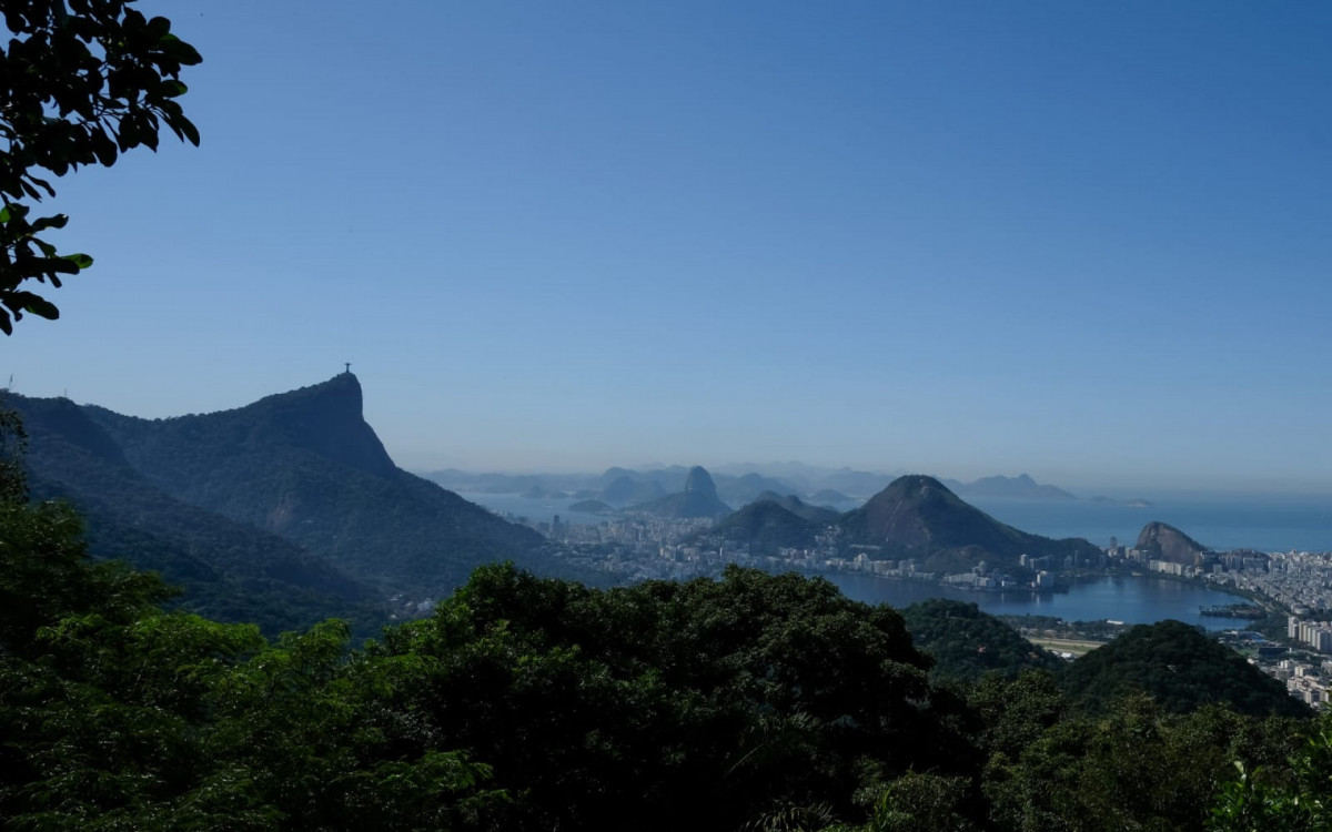 Cristo Redentor espiado da Vista Chinesa, no Parque Natural da Tijuca - Pedro Ivo / Agência O Dia