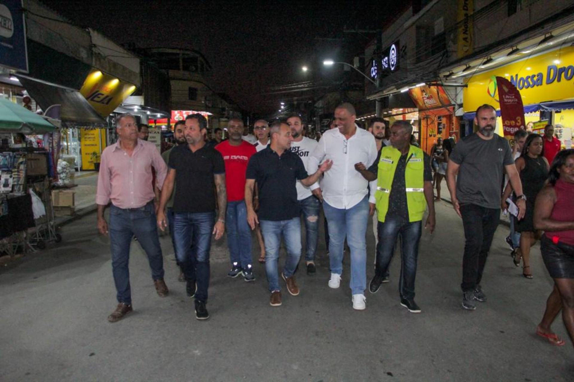 Prefeito Waguinho, secret&aacute;rios e lideran&ccedil;as do Lote XV percorreram diversas ruas do centro do bairro - Kristian Amarante/PMBR
