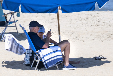 Enquanto Trump torna-se réu mais uma vez, Biden relaxa na praia