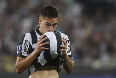 Hugo celebra gol pelo Botafogo e dedica à esposa: 'Está gravida'