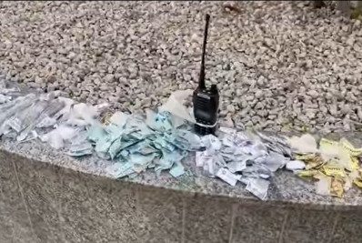 PM prende suspeito com mochila cheia de drogas em Belford Roxo