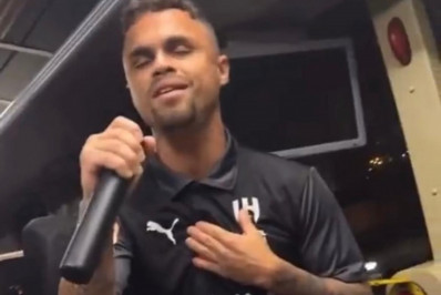 Vídeo: ex-Flamengo, Michael vai à loucura cantando sofrência: ‘Vontade de ser corno’