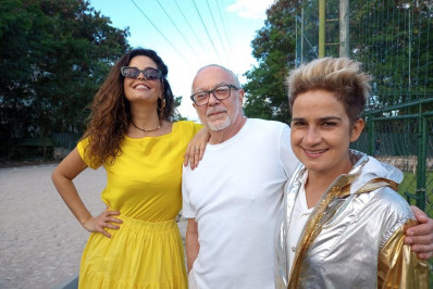 Emanuelle Araújo e Lan Lanh retomam parceria em show da banda Moinho no Rio