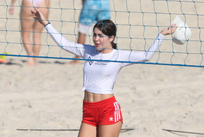Jade Picon treina futevôlei e toma água de coco em praia do Rio