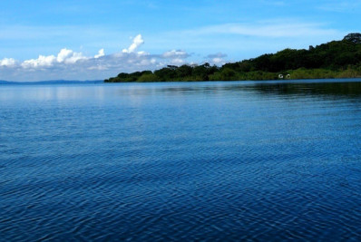 Naufrágio em Uganda deixa pelo menos 20 mortos