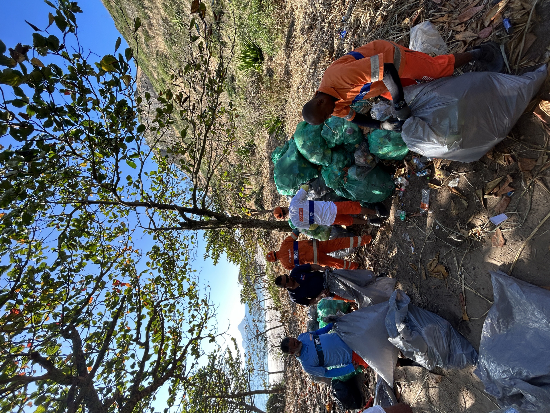 Limpeza na Trilha do Perigoso e praias de Barra de Guaratiba, na Zona Oeste