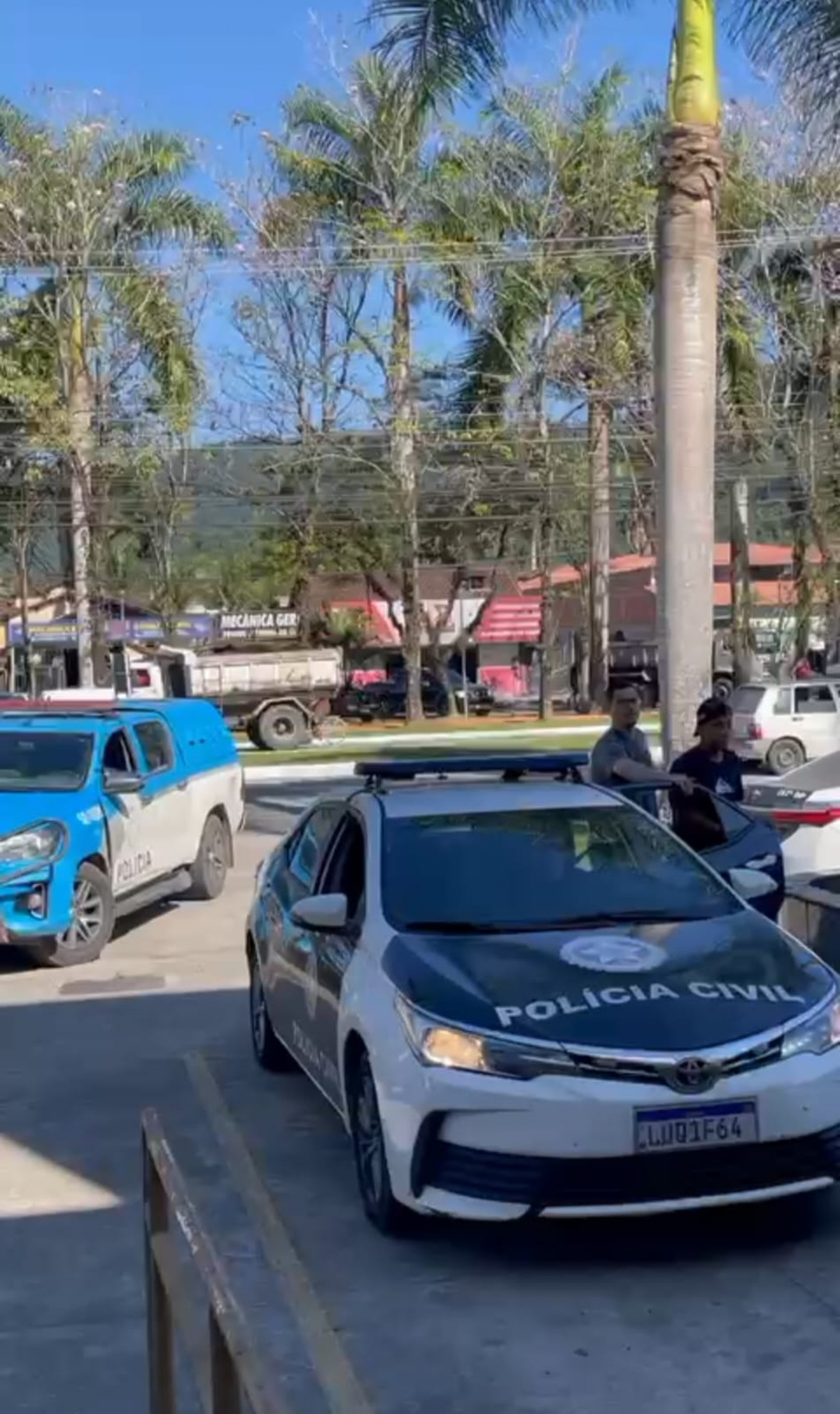 Momento em que o jovem é conduzido pela Policia Civil à 167ª DP