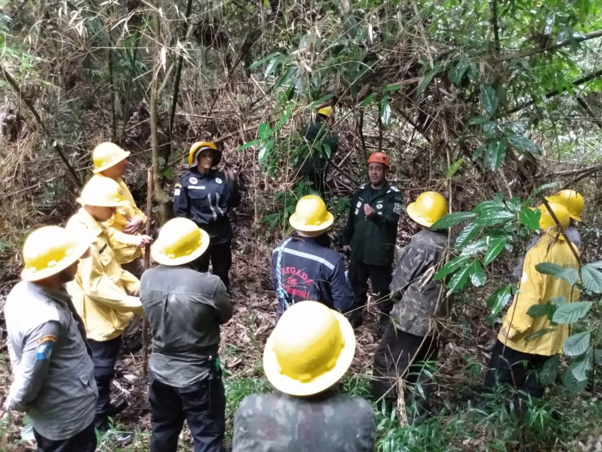 O Mestre dos Águias, Avt 1º Mestre Cleiton Pimentel, Comandante Chefe do Padrão Águias, responsável pelas instruções táticas-operacionais e de sobrevivência, com o grupo de profissionais em formação - Divulgação