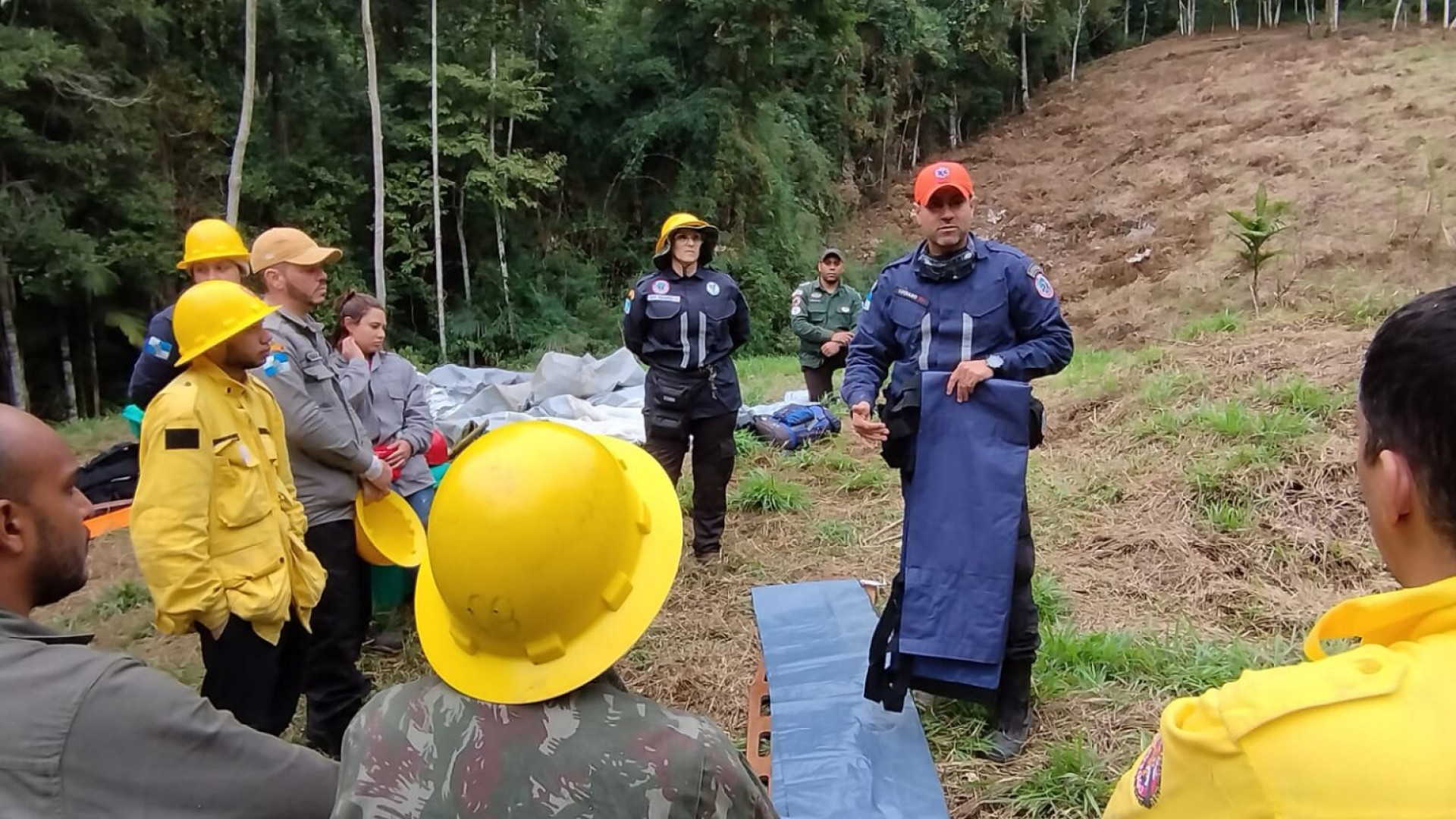 Oos instrutores Expedicionistas e Especialistas em Resgate e Emergências ofereceram aos alunos diversas instruções práticas em simulado real em vários graus de dificuldades. - Divulgação