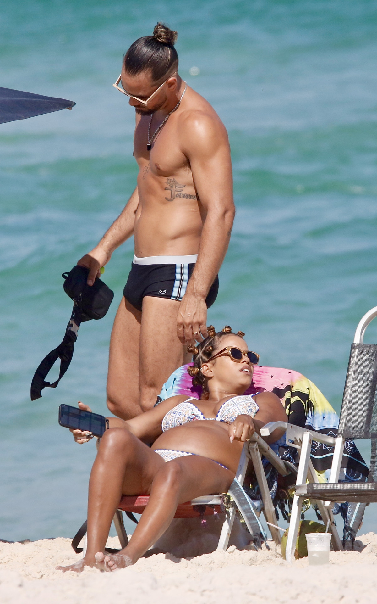 Jeniffer Nascimento renovou o bronzeado na praia da Barra ao lado do marido, Jean Amorim