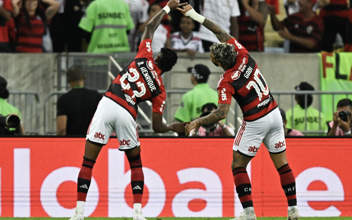 Bruno Henrique e Gabigol comemoram gol no jogo do Flamengo contra o Olimpia