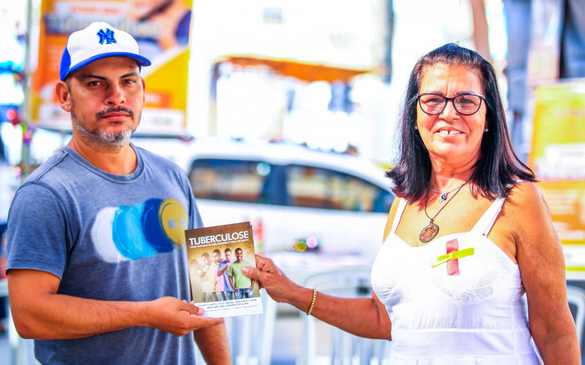 A técnica em Epidemiologia, Jussara Suhett, panfletou e explicou os principais sintomas da tuberculose