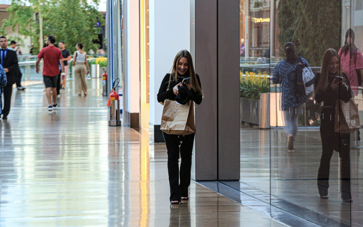 Carla Diaz fez compras em shopping do Rio 