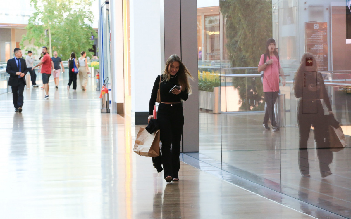 Carla Diaz fez compras em shopping do Rio 