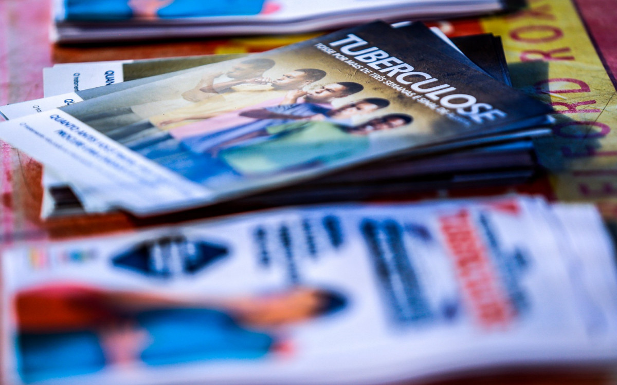 Panfletos explicativos foram distribuídos para orientar as pessoas sobre a tuberculose