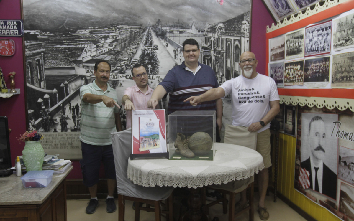 Parte da equipe responsável pela obra posa no Museu de Bangu, que guarda muitas relíquias e fotos antigas