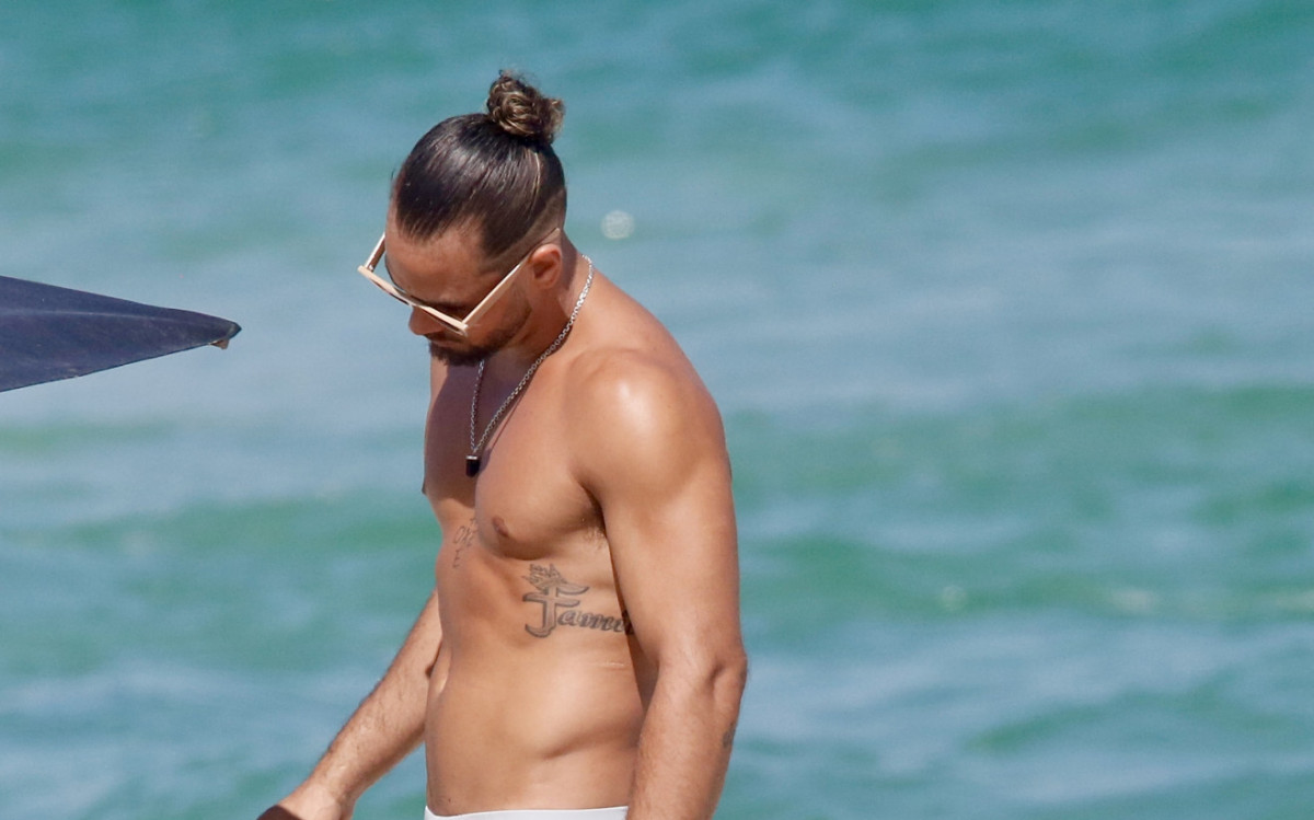 Jeniffer Nascimento renovou o bronzeado na praia da Barra ao lado do marido, Jean Amorim