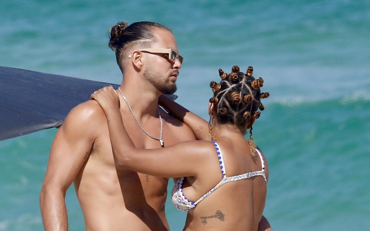 Jeniffer Nascimento e Jean Amorim foram vistos em flagrados em clima de romance na praia da Barra da Tijuca