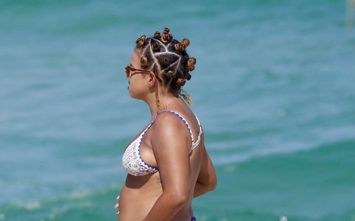 Jeniffer Nascimento ostentou o barrigão da primeira gravidez em dia de praia, nesta quinta-feira