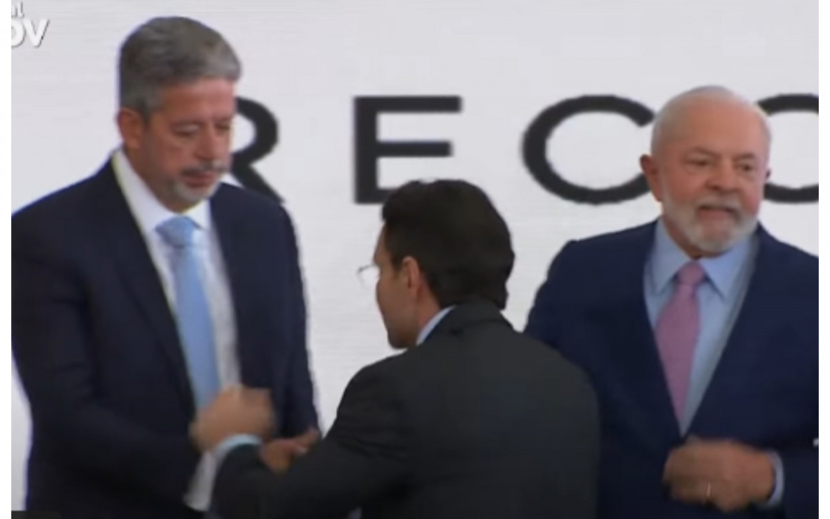 Sabino cumprimenta Lira após ser abraçado por Lula durante cerimônia de posse