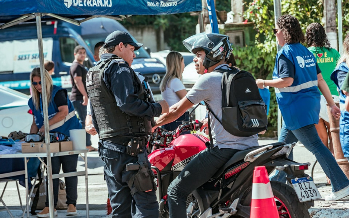 Guarda Municipal de Guapimirim orienta motociclista sobre a necessidade de seguir as regras de trânsito