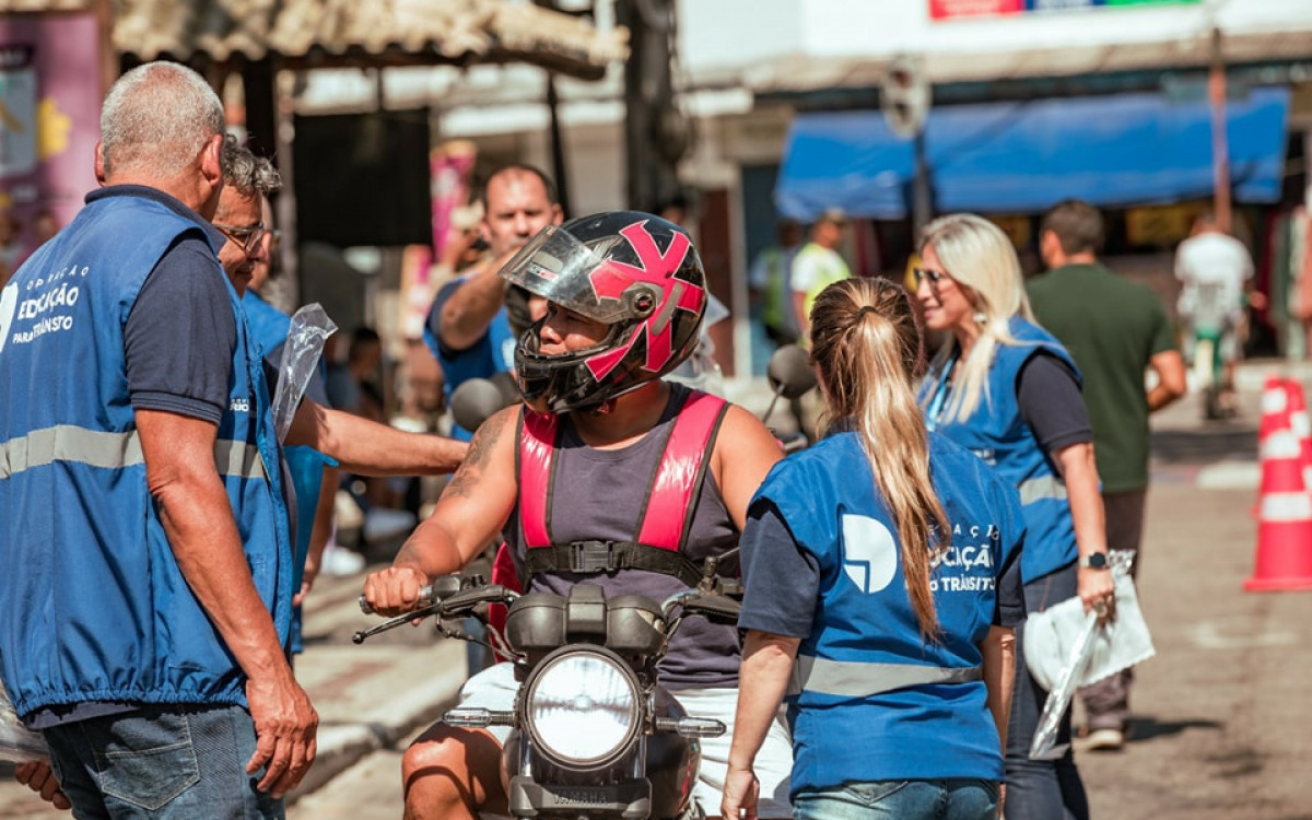 Agentes do Detran.RJ participam de campanha de conscientização no trânsito na Praça da Emancipação, em Guapimirim