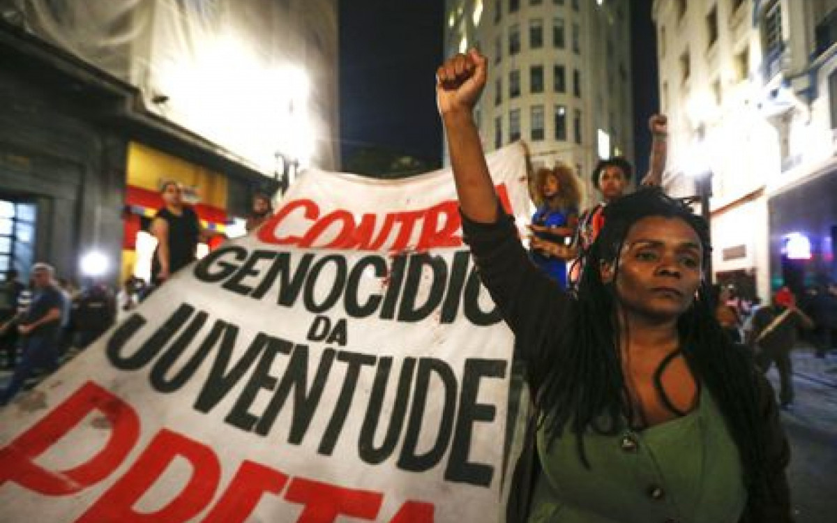 Movimento negro promove ato em frente à Secretaria de Segurança Pública em repúdio à chacina no Guarujá
