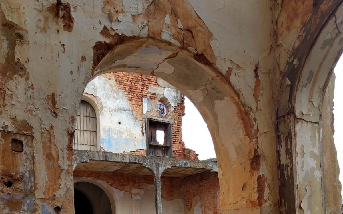 Ruínas da Igreja São Pedro Apóstolo, construída em 1911 no bairro do Encantado. Capela passa por obras de restauração - Divulgação / Igreja São Pedro Apóstolo