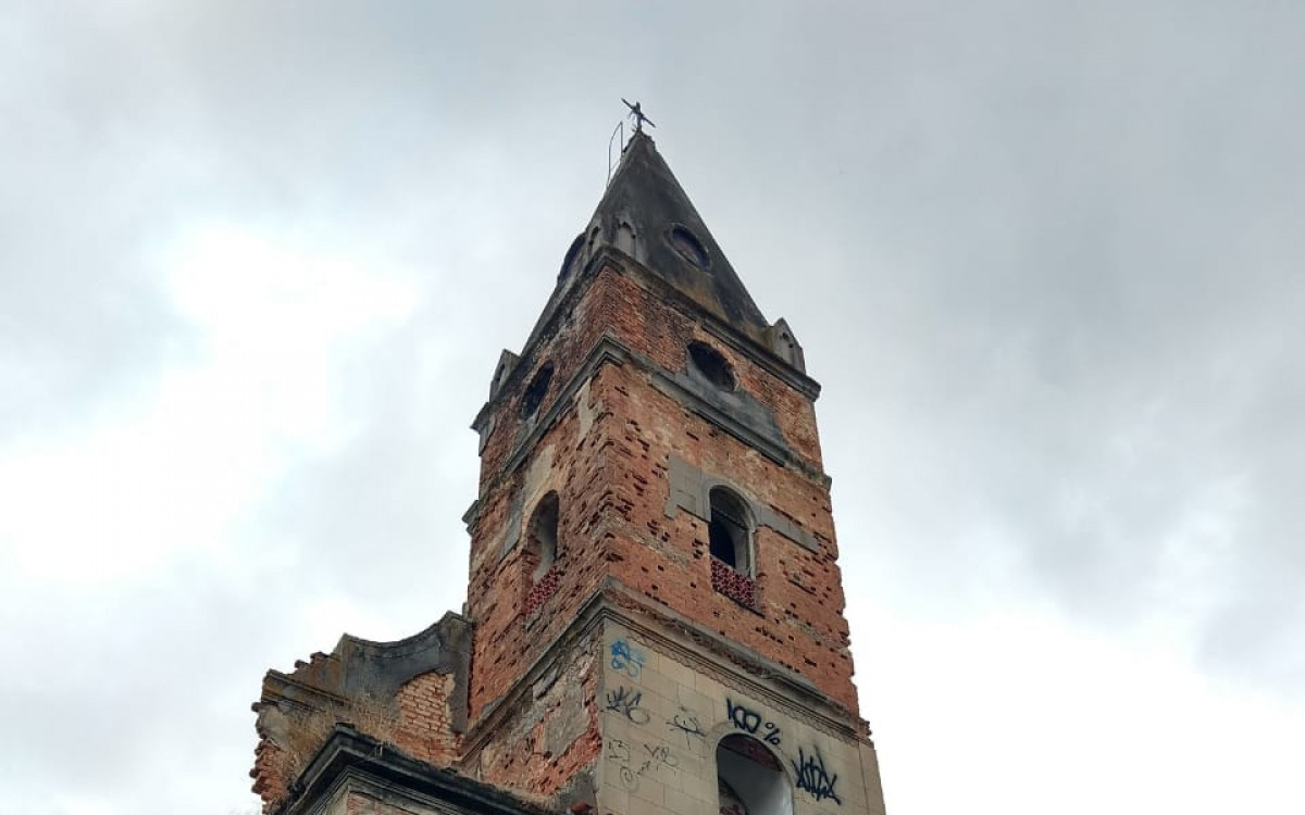 Fachada da centenária Igreja São Pedro Apóstolo, no bairro do Encantado. Capela está sendo restaurada com a ajuda da população - Divulgação / Igreja São Pedro Apóstolo