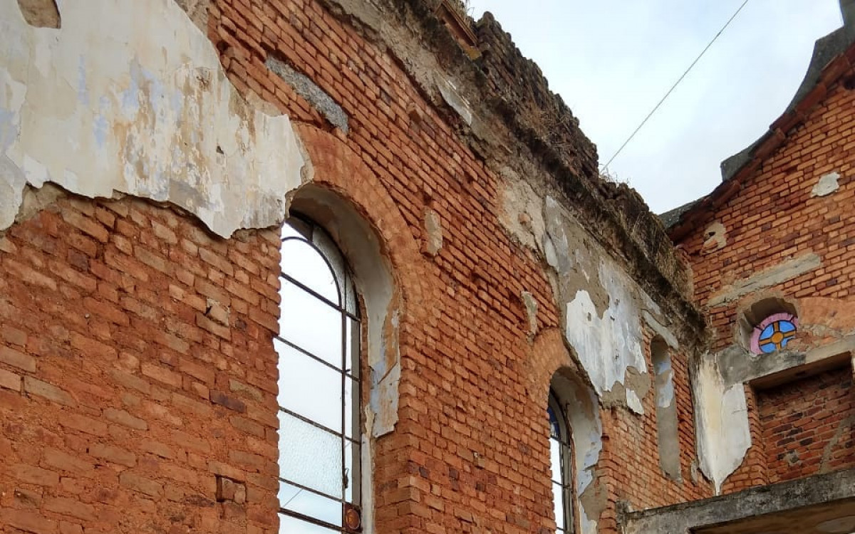 A centenária Igreja São Pedro Apóstolo, no bairro do Encantado, em ruínas - Divulgação / Igreja São Pedro Apóstolo