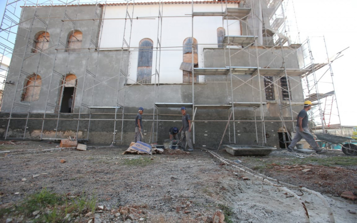 Igreja São Pedro Apóstolo, no bairro do Encantado, está sendo restaurada, após ficar em ruínas - Cleber Mendes / Agência O Dia