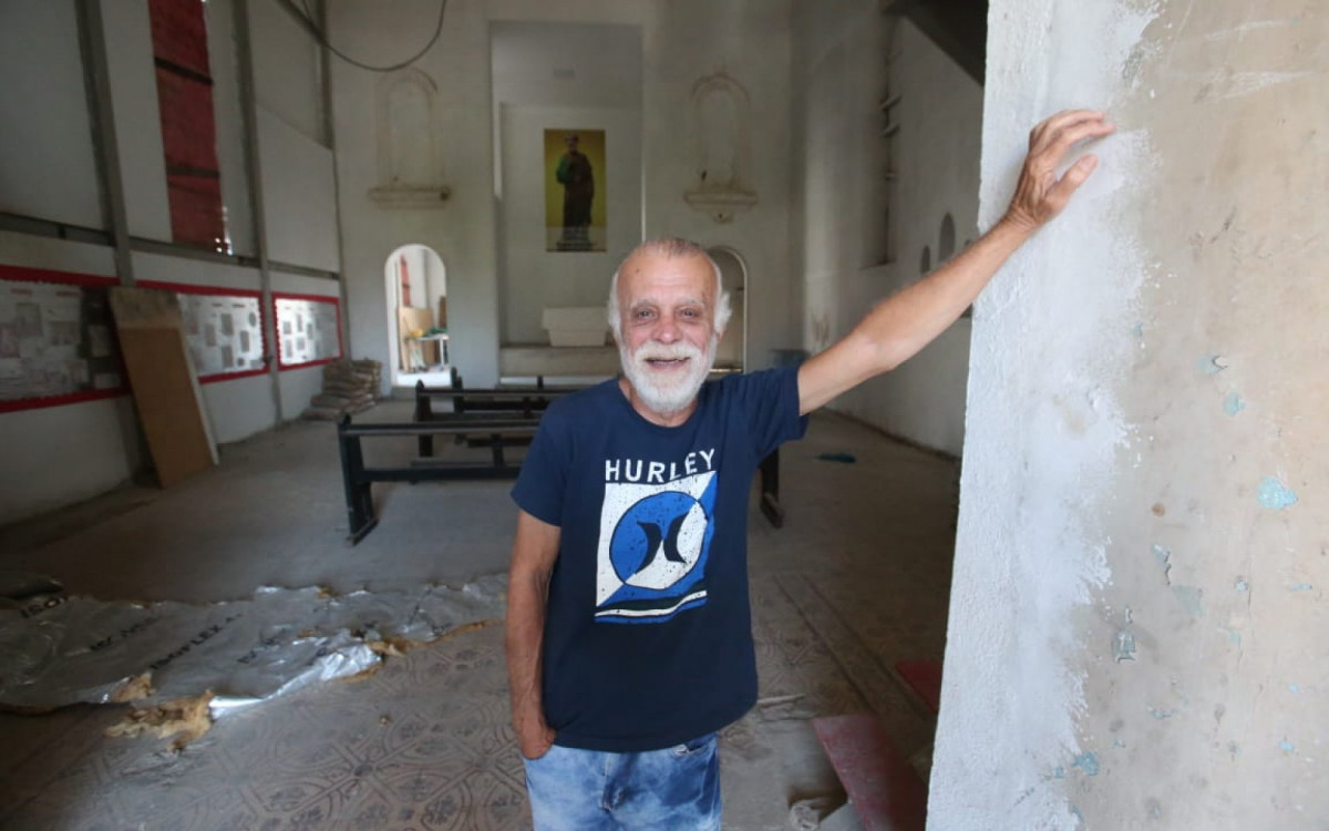 Jaime Augusto, morador do Encantado, foi batizado quando criança na Igreja São Pedro Apóstolo - Cleber Mendes / Agência O Dia