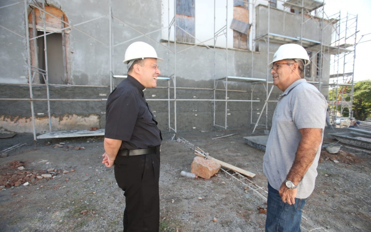 Padre Jorge Lutz e o engenheiro Marcos Bomfim, responsável pela obra de restauração da Igreja São Pedro Apóstolo, no bairro do Encantado - Cleber Mendes / Agência O Dia